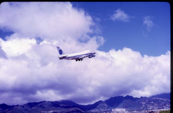 s3_011_747TakingOffAndHonoluluIntlAirport